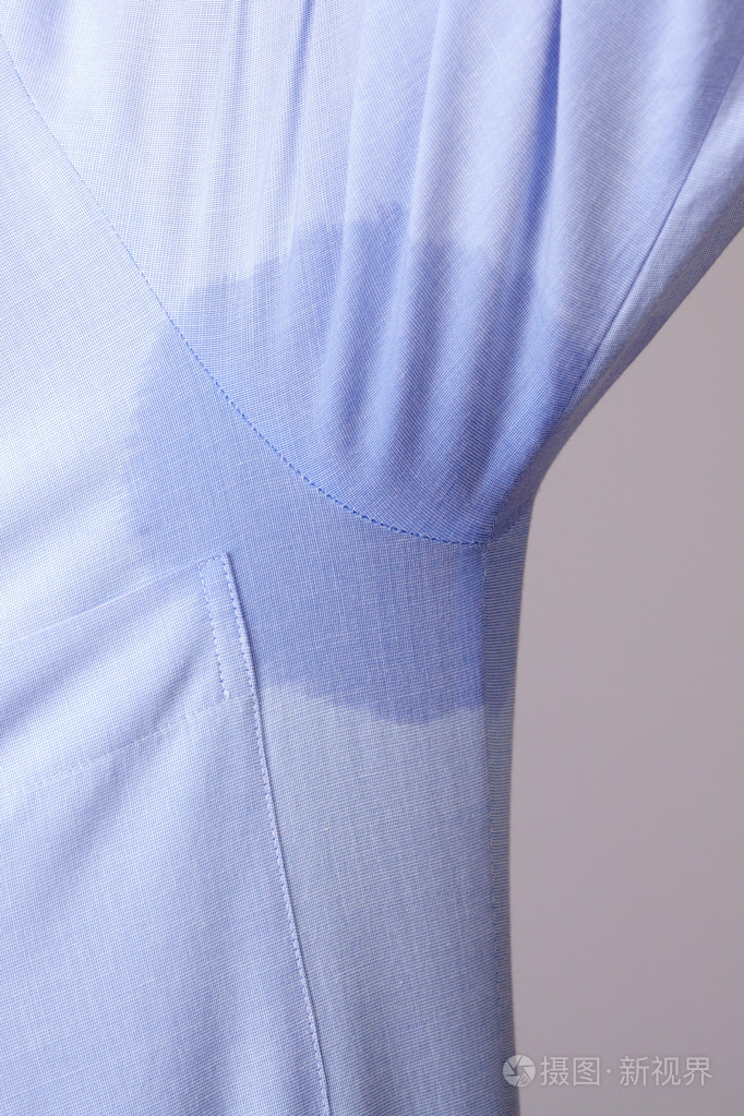 在蓝色的腋下出汗非常非常的多汗症的男人