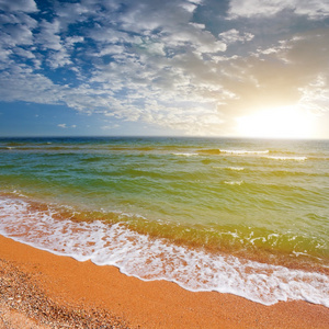 海海滩日出时