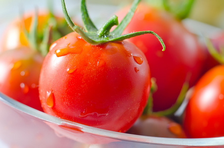 用草药为保存煮熟的西红柿