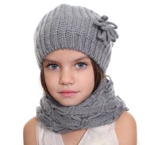 针织的帽子和灰色围巾的小女孩