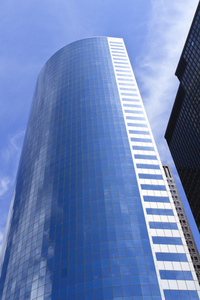 一高的办公大楼在城市，拍摄角度的视图
