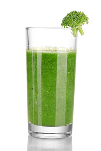 绿色蔬菜汁在玻璃上白色隔离