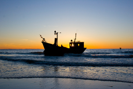 渔夫船与落日的天空环境