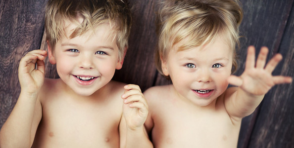 两个小男孩在对照相机微笑