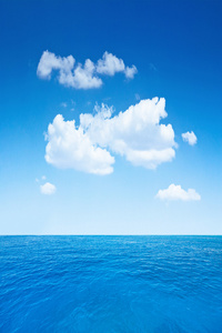多云的天空和海洋