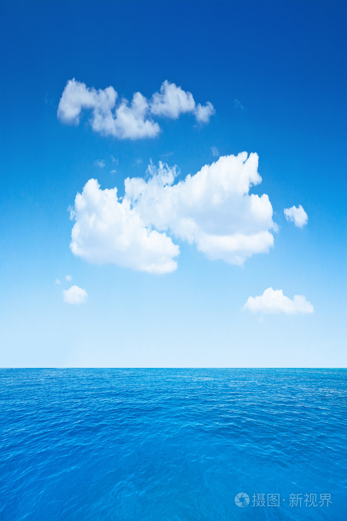 多云的天空和海洋