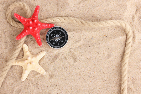 starfishes 与康帕斯和沙滩上的绳索
