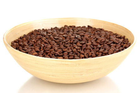 咖啡豆的竹碗上白色隔离