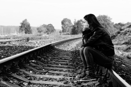 感到孤独和凉爽红发少女孤独尖叫绝望绝望穿着粉红色衬衫的少女全身