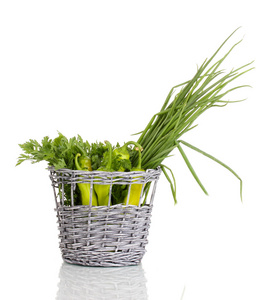 在白色上孤立的篮子里的新鲜绿色蔬菜