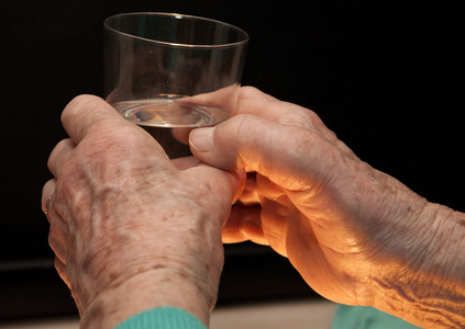 老女人和玻璃水的手