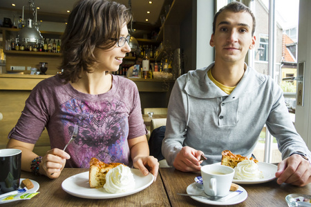年轻人对他的爱人在一家咖啡馆的浪漫约会