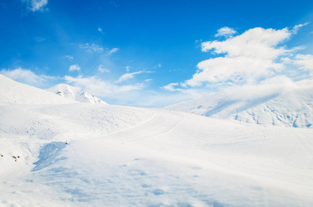 在明亮的冬日雪山山脉