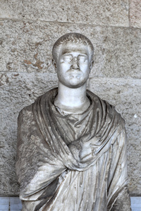 年轻男子的罗马雕像