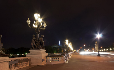 亚历山大三世桥在晚上巴黎，法国