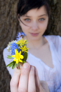 带花的小女孩