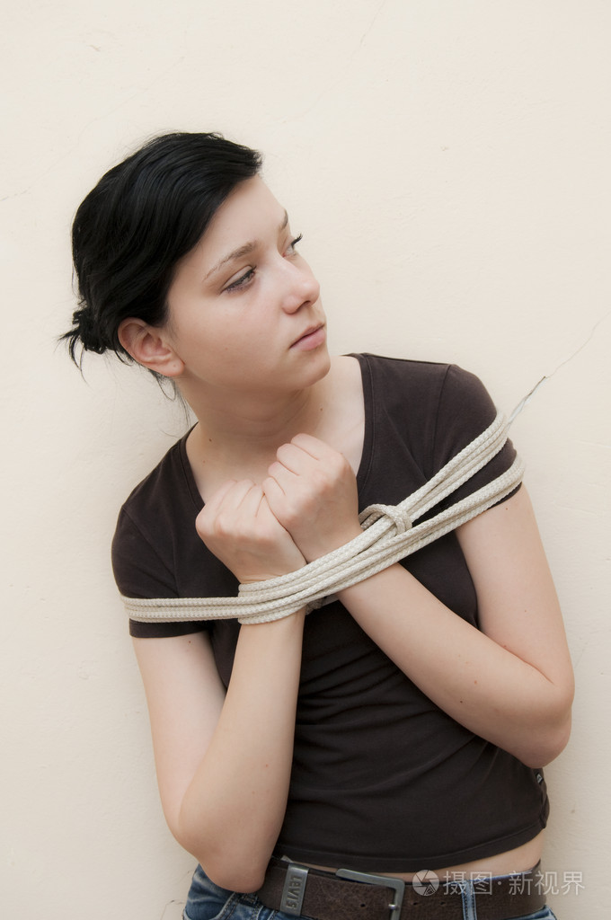 美丽的黑发女孩绑