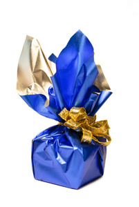 圣诞礼物在一个闪亮的蓝色框与金丝带在白