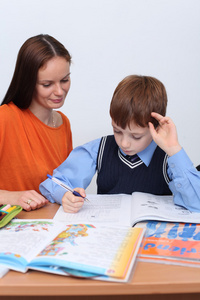 母亲或老师帮助孩子的学业