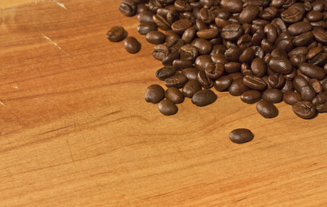 grunge 木制背景上的咖啡豆
