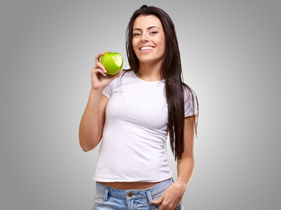 一名女性，吃一个苹果的肖像