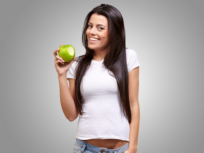 一名女性，吃一个苹果的肖像