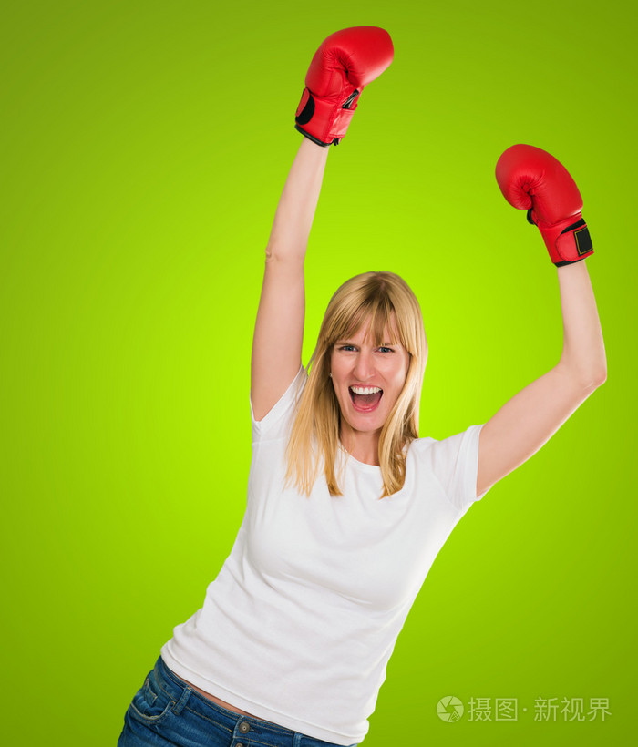 快乐女拳击手欢呼