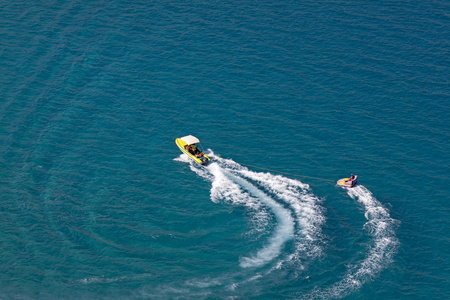 在 Rodos 海滨风景林多斯湾