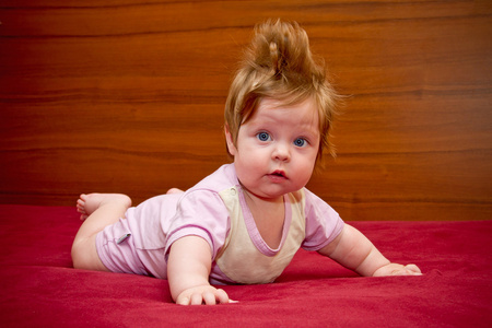 性格开朗的发型可爱有趣的婴儿女孩