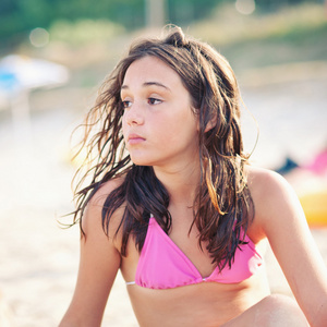 海滩上的年轻女孩的画像。景深浅