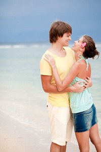 年轻快乐的夫妻热带海滩上很开心。honeumoon