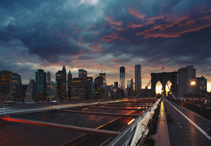全景拍摄的曼哈顿天际线从布鲁克林大桥夜景