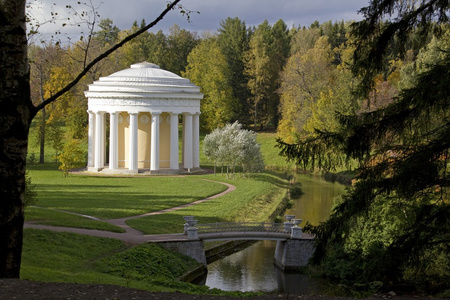 在 pavlovsk.russia 公园圆亭