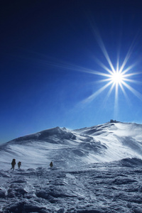 徒步旅行者在冬季山雪地行走