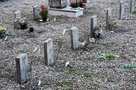 胎死腹中小小的坟墓的儿童死于年轻照片