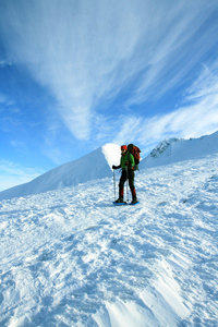 徒步旅行者在冬季山雪地行走