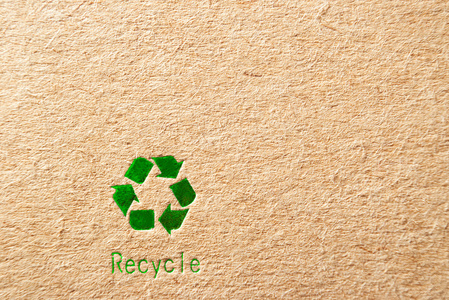 绿色回收符号与纸板