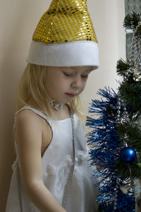 快乐的女孩在圣诞树上的肖像