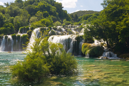 克尔卡河上的瀑布。国家公园，达尔马提亚，克罗地亚