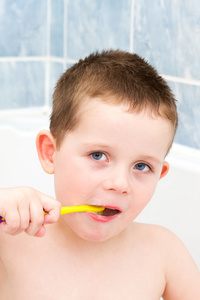 他刷牙的浴缸里的小男孩