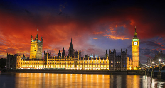 日落颜色在大本钟和议会伦敦的房子