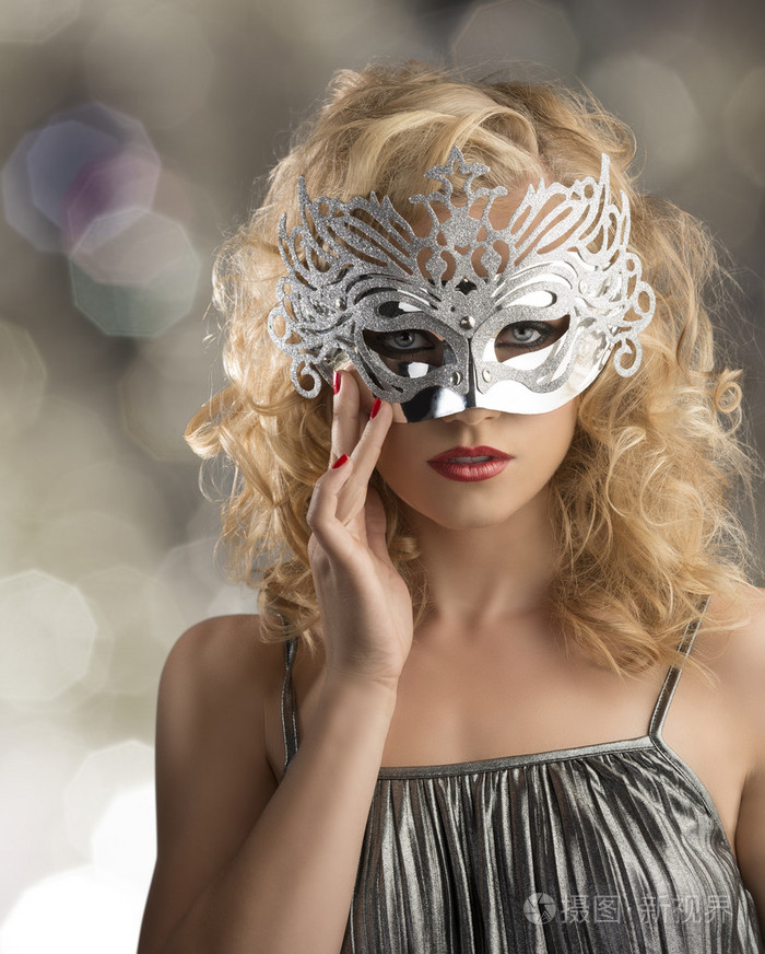 金发女孩戴着银面具在脸上