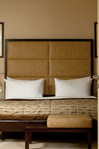酒店房，双床和枕头