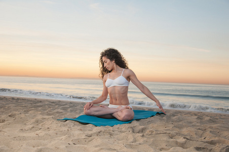 沙滩瑜伽女人