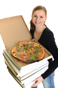在白色背景吃披萨年轻女子肖像