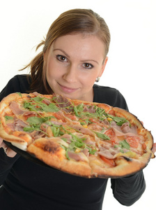 在白色背景吃披萨年轻女子肖像