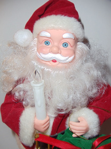 老玩具圣诞老人与他手中的蜡烛
