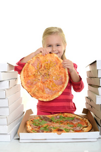 小女孩吃披萨