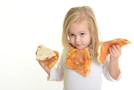 快乐的小女孩吃披萨白色背景