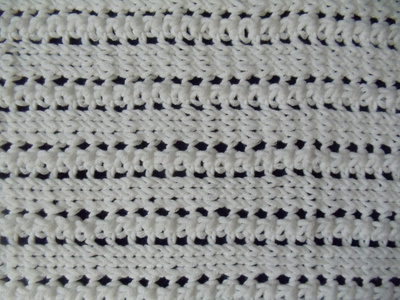背景。使用无缝图案深蓝色背景上的白色手工针织的棉面料